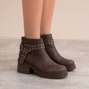 BOTA TACONA CON CINTO TACHAS